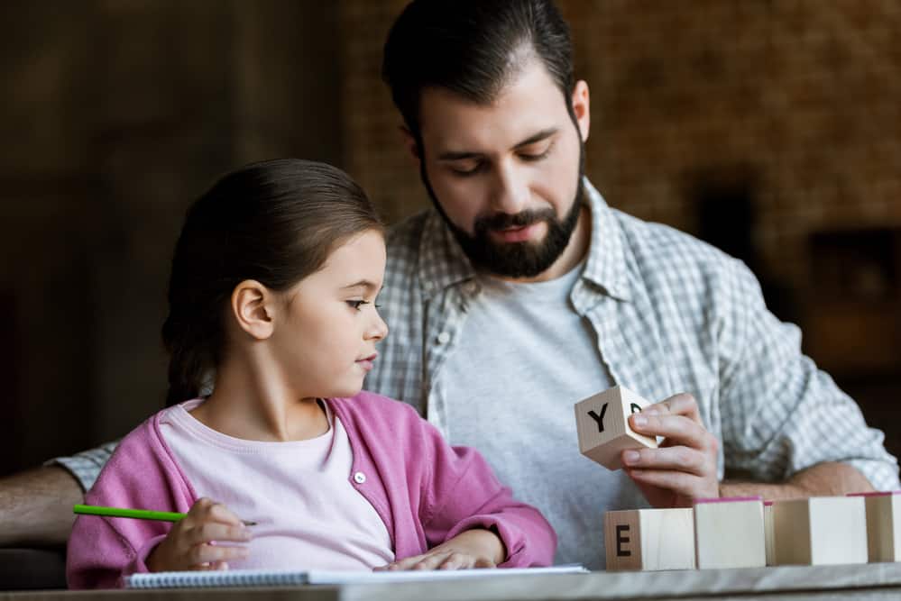 papà aiuta figlia con dislessia nei compiti