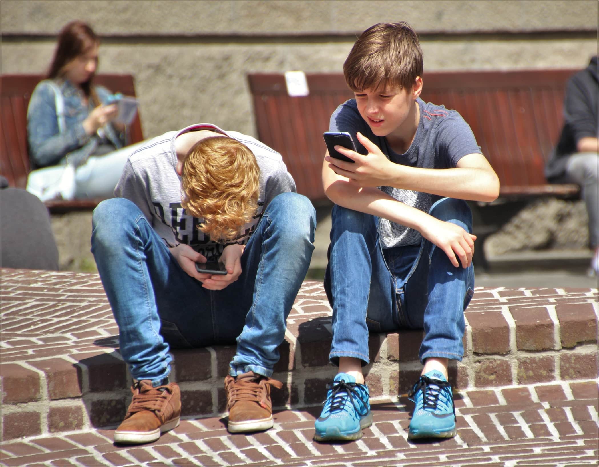 Figli e smartphone: tra dipendenza e convivenza