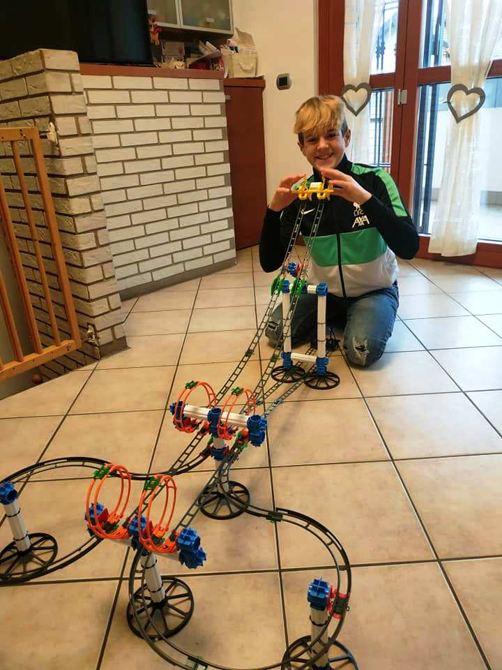Bambino gioca con Sky Rail League