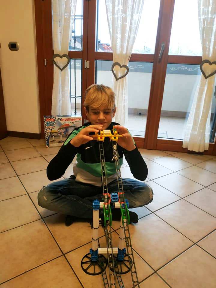 bambino felice con Sky Rail League